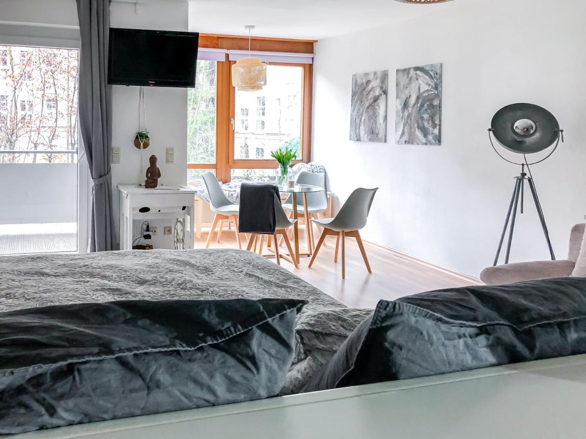 Near Altstadt /w Workspace, Feng-shui & Art Apartment