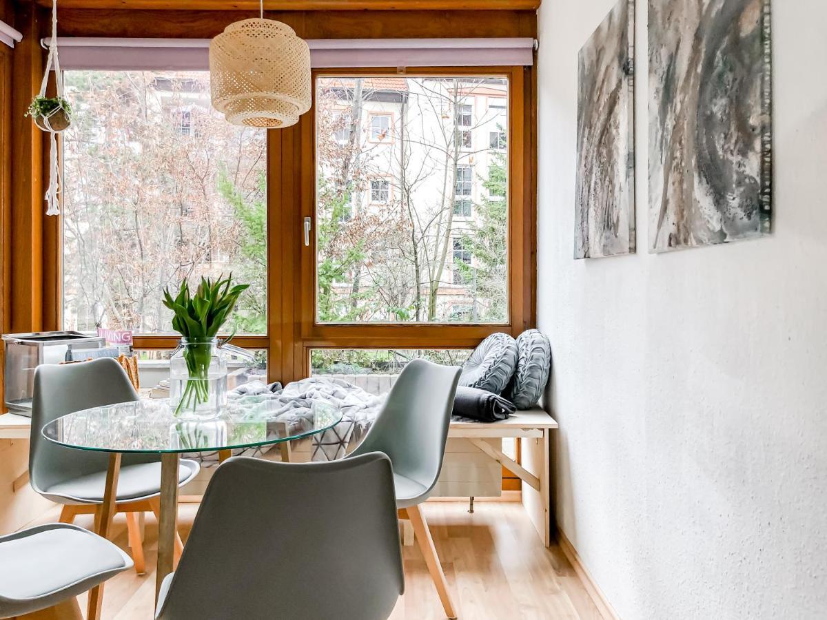 Near Altstadt /w Workspace, Feng-shui & Art Apartment Wurzburg
