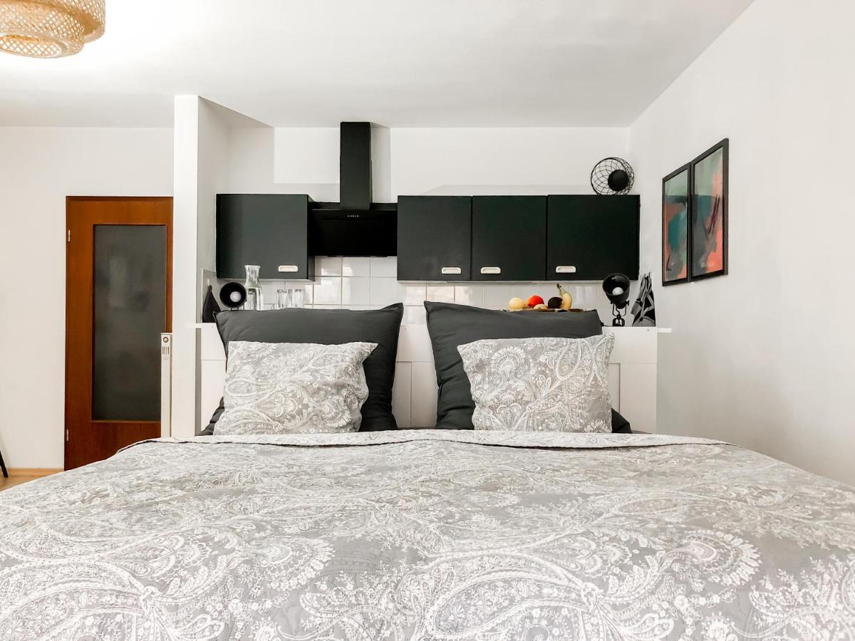 Apartment Near Altstadt /w Workspace, Feng-shui & Art *